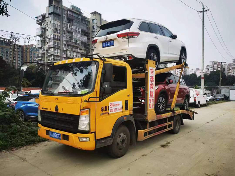 小板救援車的優(yōu)勢包括：1.靈活便捷：小板車相對于大板車體積小、重量輕，可以在狹小的空間中靈活穿行，適應(yīng)不同地形和復(fù)雜環(huán)境，方便及時(shí)抵達(dá)出發(fā)地與目的地，同時(shí)小板車配備了應(yīng)急設(shè)備，方便裝車卸車工作。