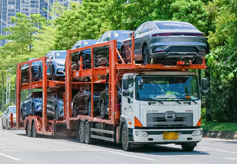  搬家、出差、異地工作，車輛運(yùn)輸成為一項(xiàng)重要的環(huán)節(jié)。如果您需要從四川將愛車運(yùn)往廣州，選擇專業(yè)的轎車運(yùn)輸公司至關(guān)重要。本文將詳細(xì)介紹四川到廣州轎車運(yùn)輸?shù)南嚓P(guān)信息，幫助您了解運(yùn)輸流程、注意事項(xiàng)以及如何選擇合適的托運(yùn)公司，讓您的愛車安全、便捷地抵達(dá)目的地。